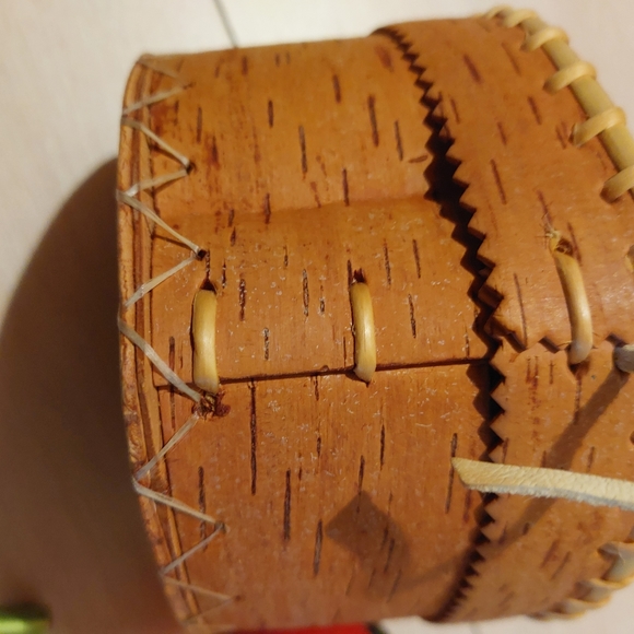Handcrafted Birch basket with porcupine quills - Picture 3 of 3